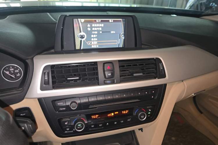 Used BMW 3 Series 2014 320i Sport Edition Audio And AC Panel
