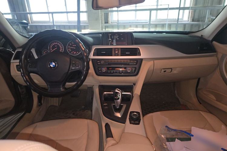 Used BMW 3 Series 2014 320i Sport Edition Center Console
