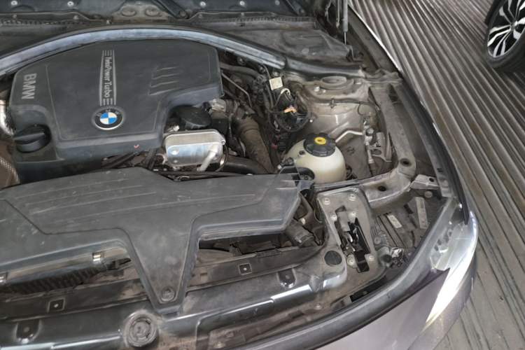 Used BMW 3 Series 2014 320i Sport Edition Engine Bay Left