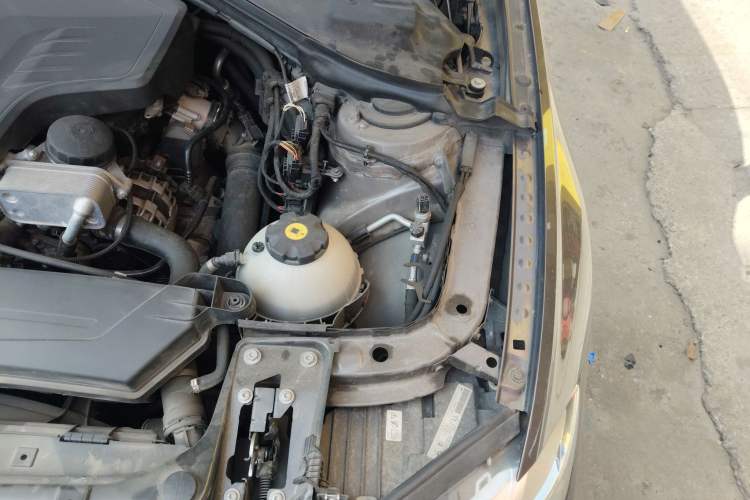 Used BMW 3 Series 2014 320i Sport Edition Engine Bay Left