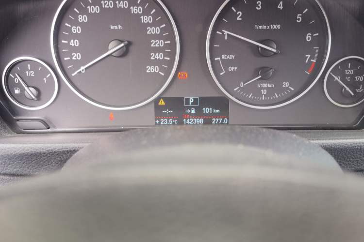 Used BMW 3 Series 2014 320Li Fashion Model Odometer Close Up