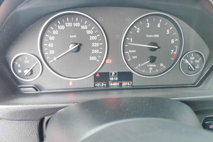 Used BMW 3 Series 2014 320Li Fashion Model Odometer Close Up