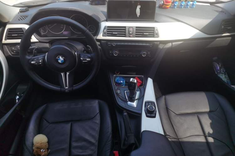 Used BMW 3 Series 2014 320i Sport Edition Center Console