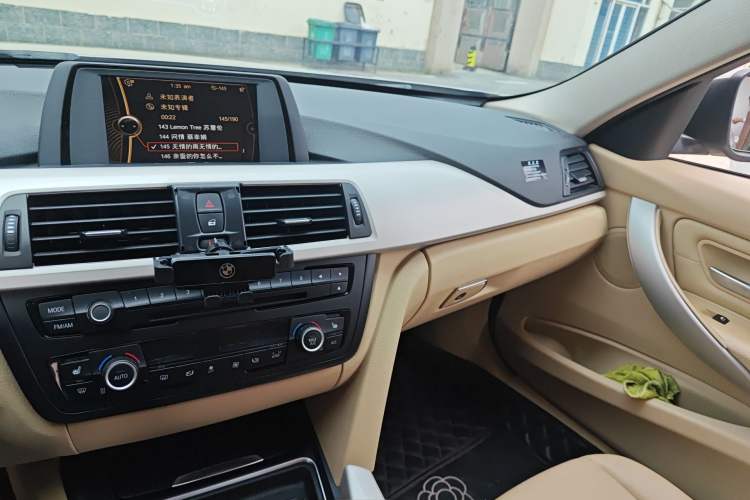 Used BMW 3 Series 2014 320i Active Edition Audio And AC Panel