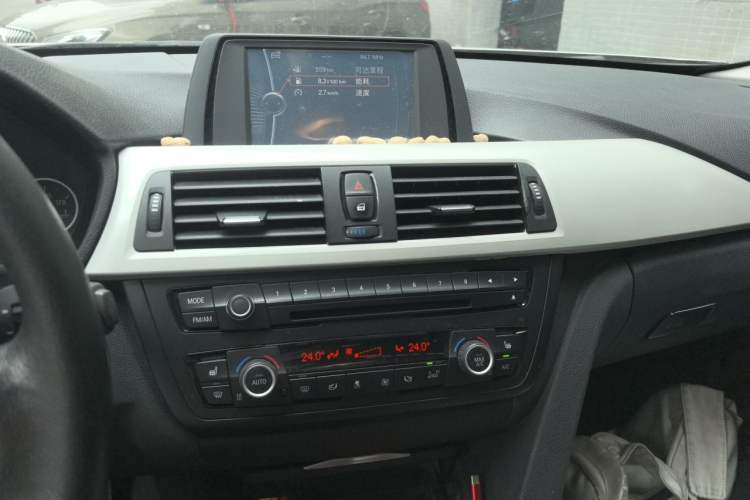 Used BMW 3 Series 2014 320i Sport Edition Audio And AC Panel