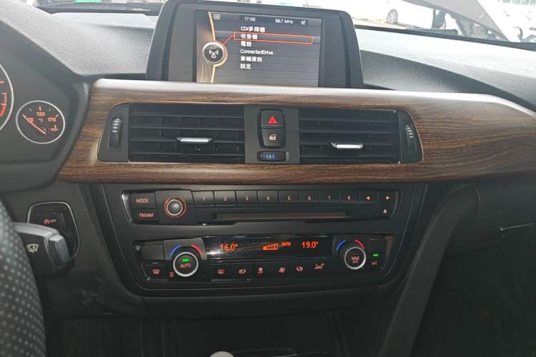 Used BMW 3 Series 2014 320Li Fashion Model Audio And AC Panel