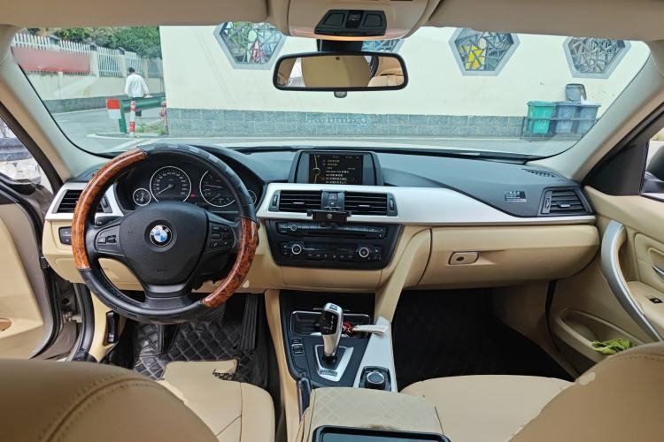 Used BMW 3 Series 2014 320i Active Edition Center Console