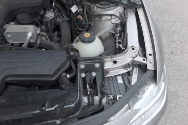 Used BMW 3 Series 2014 320i Sport Edition Engine Bay Left