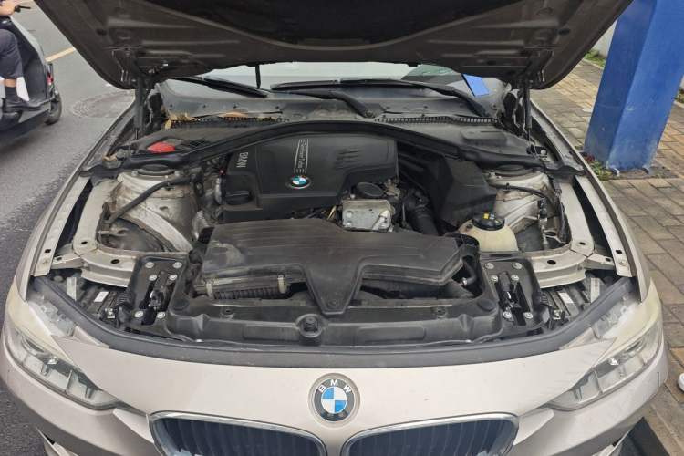 Used BMW 3 Series 2014 320Li Fashion Model Engine Bay