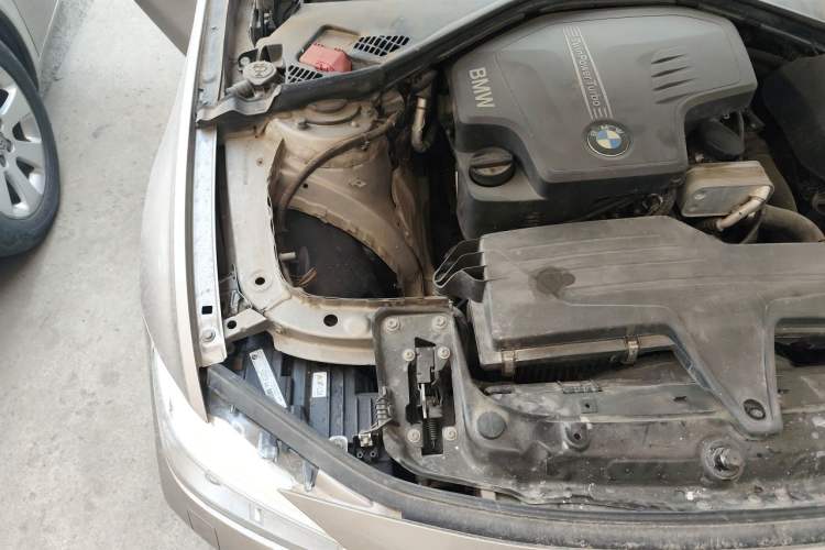 Used BMW 3 Series 2014 320i Sport Edition Engine Bay Right