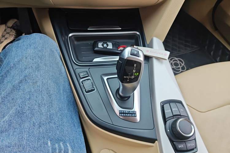 Used BMW 3 Series 2014 320i Active Edition Gear Lever