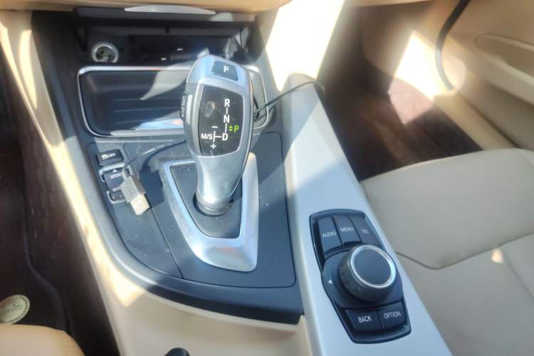 Used BMW 3 Series 2014 320i Sport Edition Gear Lever