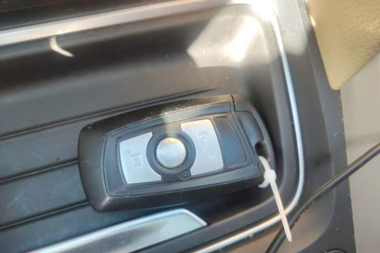 Used BMW 3 Series 2014 320i Sport Edition Interior 1