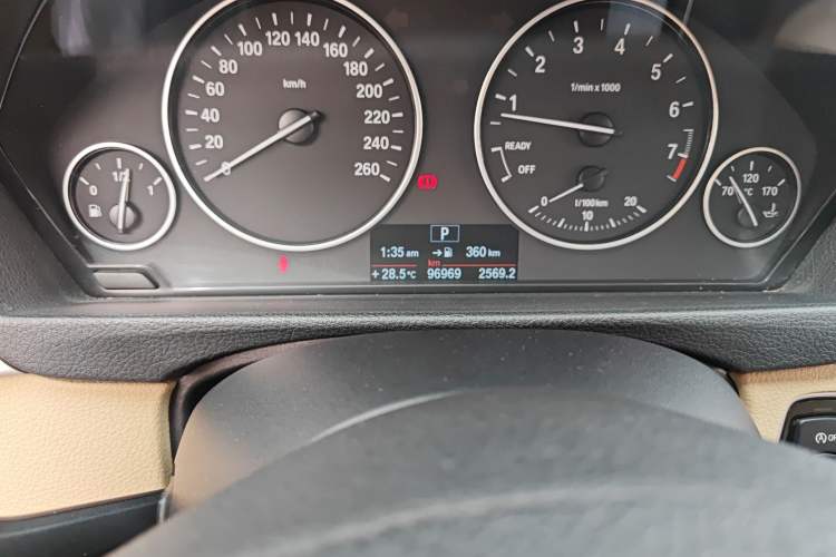 Used BMW 3 Series 2014 320i Active Edition Odometer Close Up