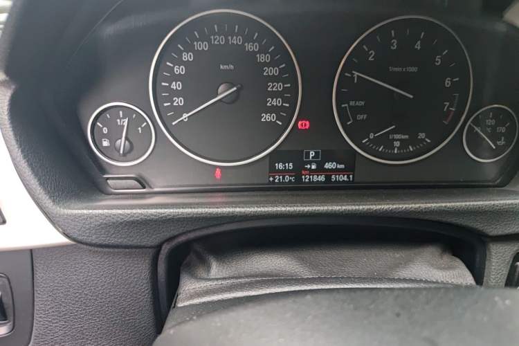 Used BMW 3 Series 2014 320Li Fashion Model Odometer Close Up