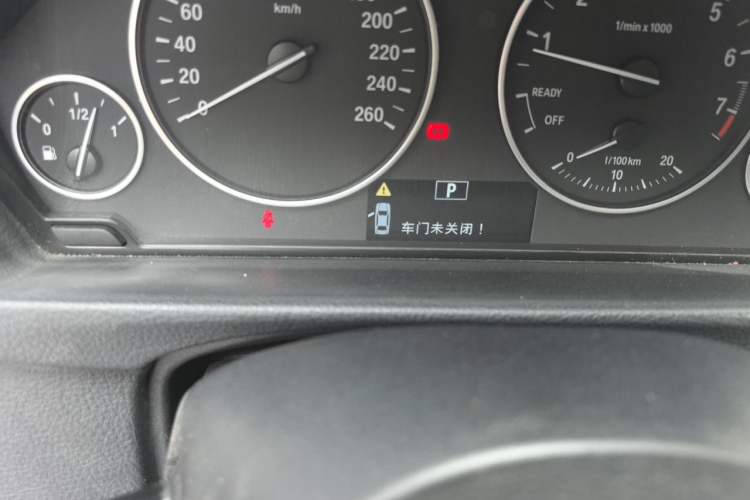 Used BMW 3 Series 2014 320i Sport Edition Odometer Close Up