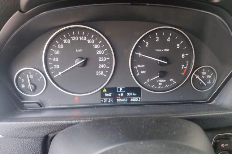 Used BMW 3 Series 2014 320Li Fashion Model Odometer Close Up