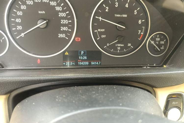 Used BMW 3 Series 2014 320Li Fashion Model Odometer Close Up