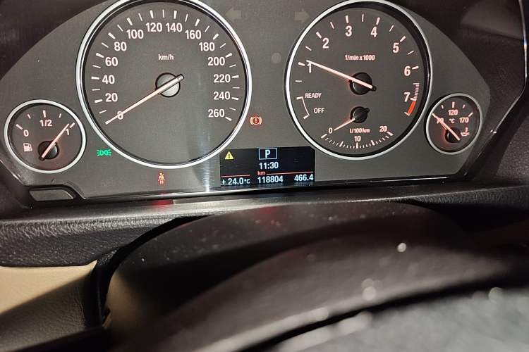 Used BMW 3 Series 2014 320Li Fashion Model Odometer Close Up