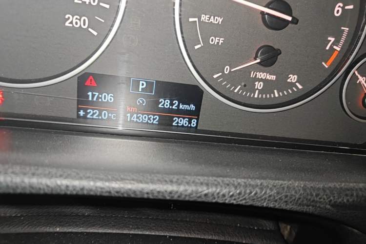 Used BMW 3 Series 2014 320Li Fashion Model Odometer Close Up