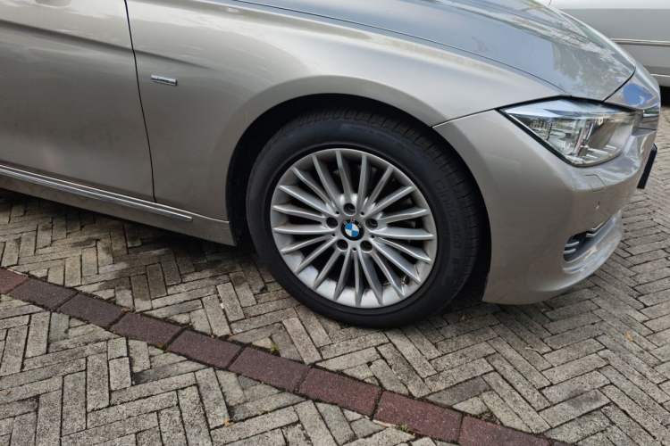 Used BMW 3 Series 2014 320Li Luxury Design Package Right Front Wheel Hub