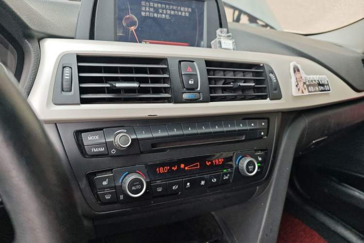 Used BMW 3 Series 2014 320i Sport Edition Audio And AC Panel