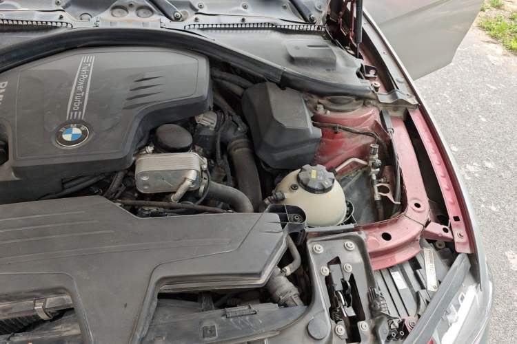 Used BMW 3 Series 2014 320i Sport Edition Engine Bay Left