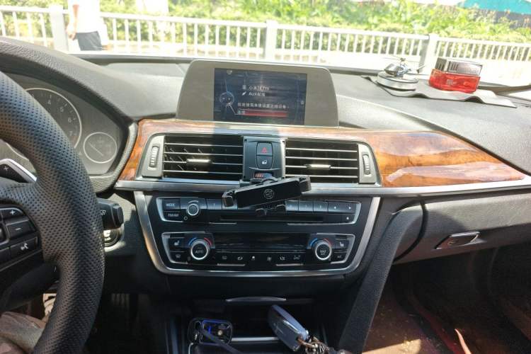Used BMW 3 Series 2014 320i Sport Edition Audio And AC Panel