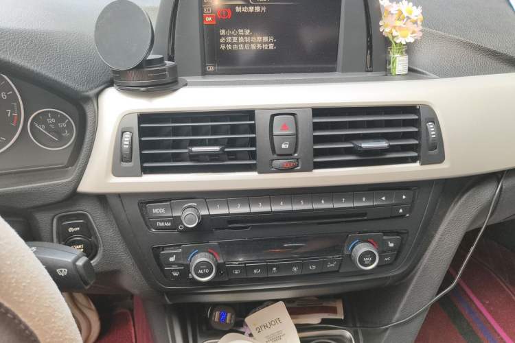 Used BMW 3 Series 2014 320i Sport Edition Audio And AC Panel