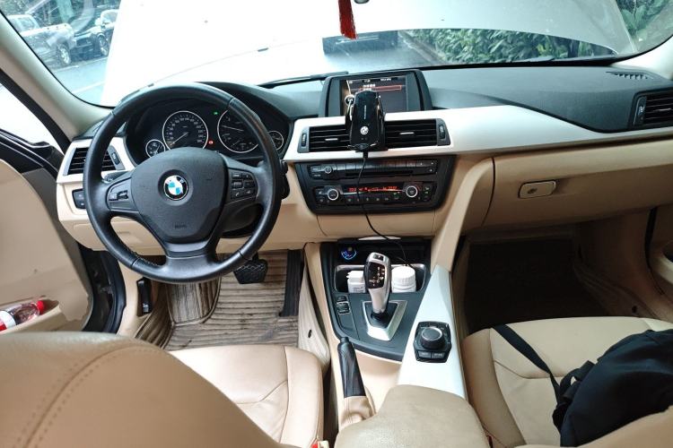 Used BMW 3 Series 2014 320i Sport Edition Center Console