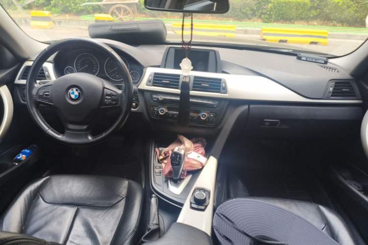 Used BMW 3 Series 2014 320i Sport Edition Center Console