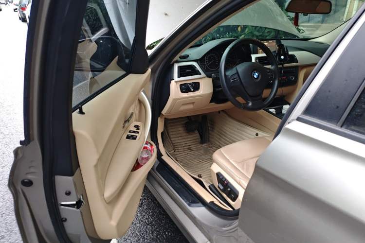 Used BMW 3 Series 2014 320i Sport Edition Driver Seat