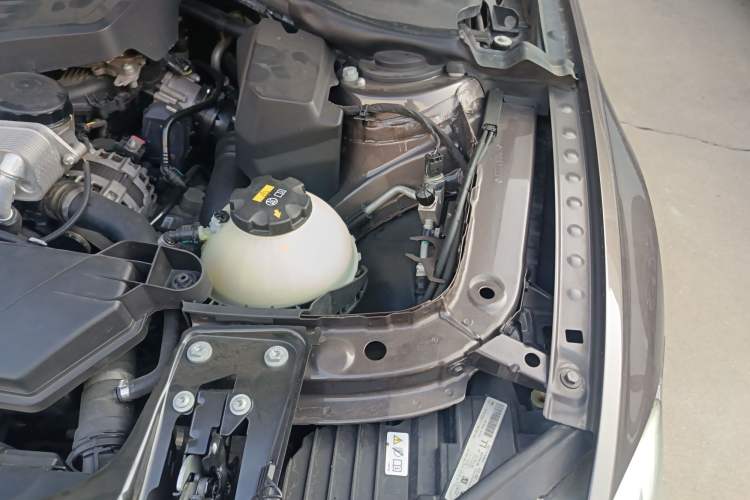 Used BMW 3 Series 2014 320i Active Edition Engine Bay Left