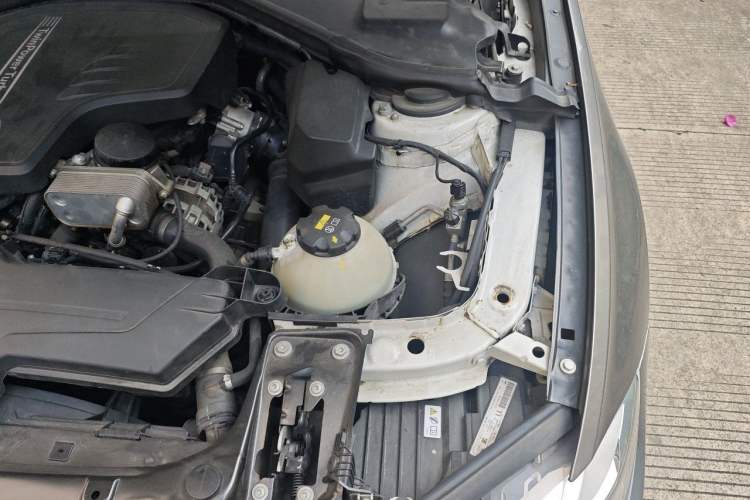 Used BMW 3 Series 2014 320i Sport Edition Engine Bay Left