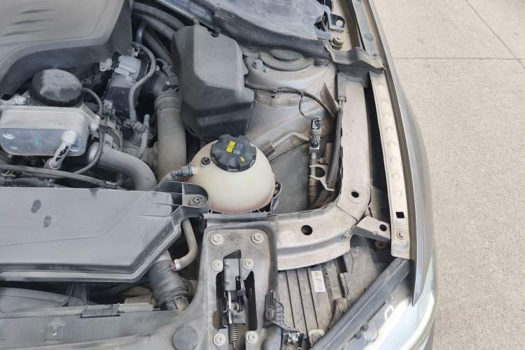 Used BMW 3 Series 2014 320i Sport Edition Engine Bay Left