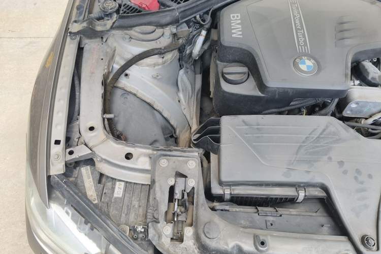 Used BMW 3 Series 2014 320i Sport Edition Engine Bay Right