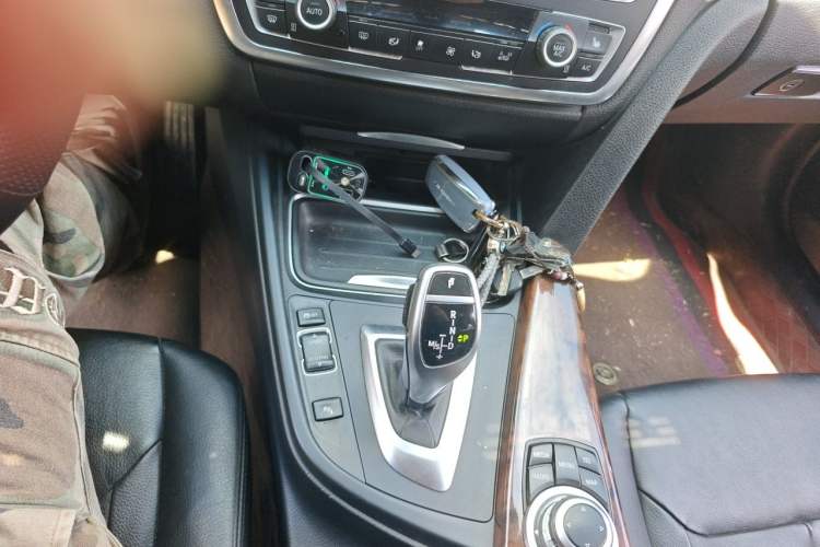 Used BMW 3 Series 2014 320i Sport Edition Gear Lever