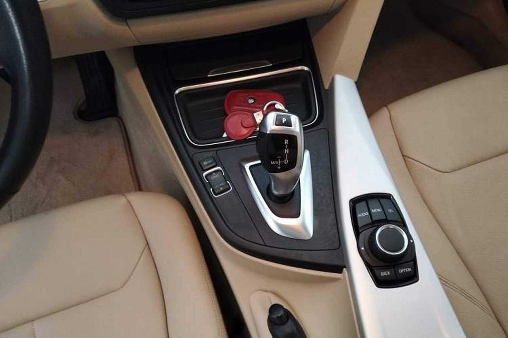 Used BMW 3 Series 2014 320i Active Edition Gear Lever