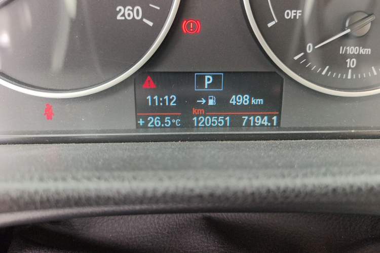 Used BMW 3 Series 2014 320Li Fashion Model Odometer Close Up