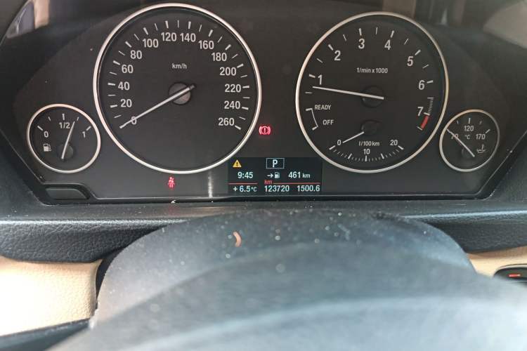 Used BMW 3 Series 2014 320i Active Edition Odometer Close Up