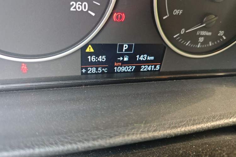Used BMW 3 Series 2014 320i Sport Edition Odometer Close Up