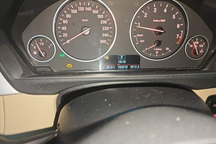 Used BMW 3 Series 2014 320Li Fashion Model Odometer Close Up