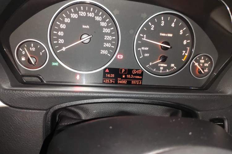 Used BMW 3 Series 2014 320Li Fashion Model Odometer Close Up