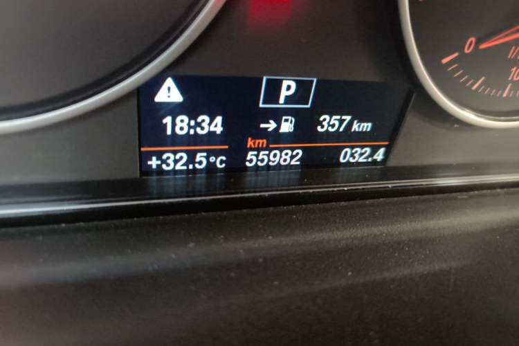 Used BMW 3 Series 2014 320Li Fashion Model Odometer Close Up
