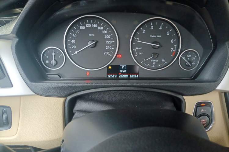 Used BMW 3 Series 2014 320Li Fashion Model Odometer Close Up