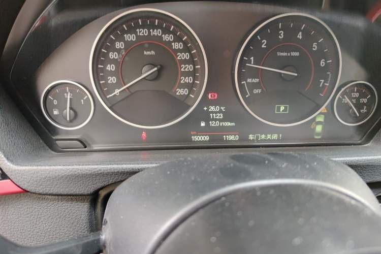 Used BMW 3 Series 2014 320i Sport Design Package Odometer Close Up