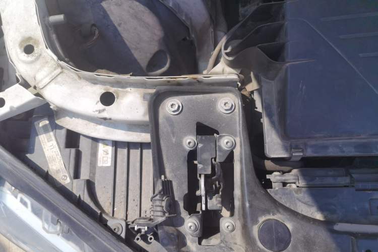 Used BMW 3 Series 2014 320i Sport Edition Engine Bay Right