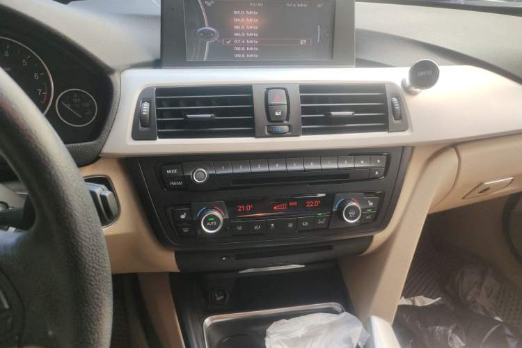 Used BMW 3 Series 2014 320i Sport Edition Audio And AC Panel