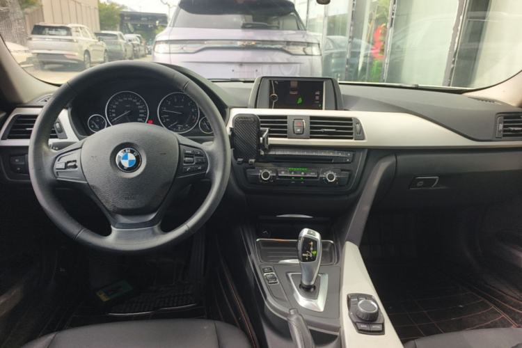 Used BMW 3 Series 2014 320i Active Edition Center Console