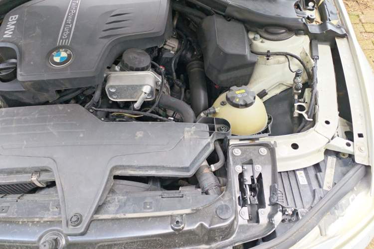 Used BMW 3 Series 2014 320i Sport Edition Engine Bay Left